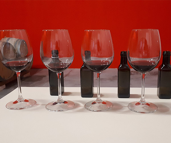 Bicchieri con vino rosso